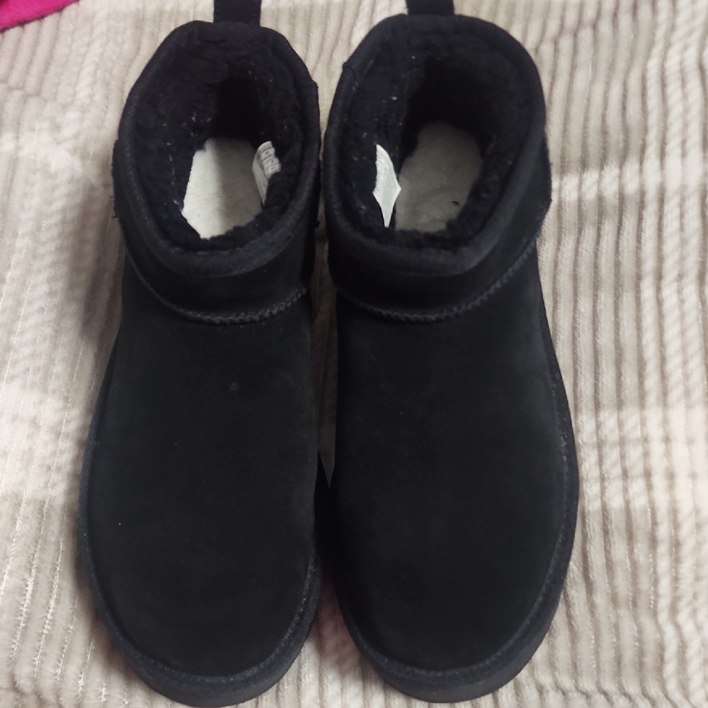 UGGS Womens Low Cut Boots